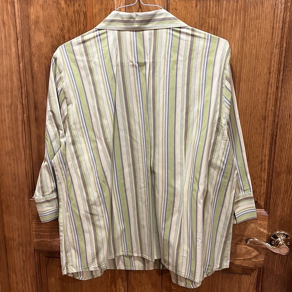 Button down shirt- like new - Picture 9 of 10